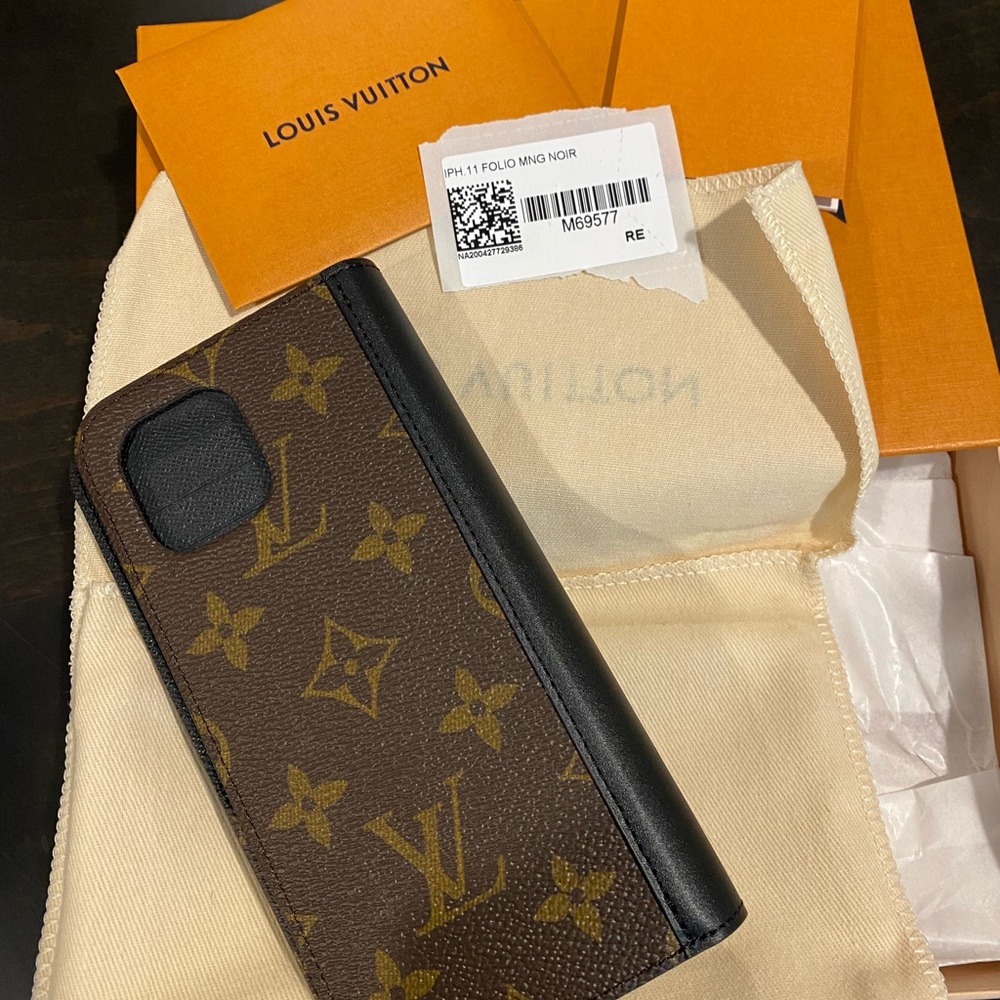 Brand NEW Louis Vuitton iPhone 11 Folio 💫
